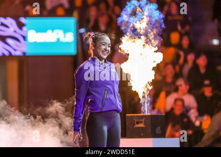 Baton Rouge, LOUISIANE, États-Unis. 19 janvier 2024. Aleah Finnegan de la LSU est présentée à la foule avant l'action de gymnastique de la NCAA entre les Wildcats du Kentucky et les Tigers de la LSU au Pete Maravich Assembly Center à Baton Rouge, LOUISIANE. Jonathan Mailhes/CSM/Alamy Live News Banque D'Images