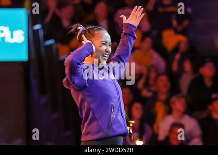 Baton Rouge, LOUISIANE, États-Unis. 19 janvier 2024. Aleah Finnegan de la LSU est présentée à la foule avant l'action de gymnastique de la NCAA entre les Wildcats du Kentucky et les Tigers de la LSU au Pete Maravich Assembly Center à Baton Rouge, LOUISIANE. Jonathan Mailhes/CSM/Alamy Live News Banque D'Images