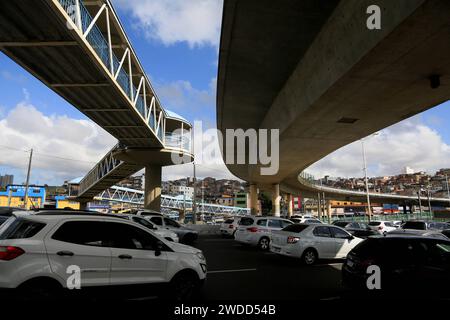 Trafic dans la ville de Salvador salvador salvador, bahia, brésil - 11 novembre 2023 : circulation de véhicules à côté d'un viaduc dans la ville de Salvador. SALVADOR BAHIA BRÉSIL Copyright : xJoaxSouzax 231123JOA4310140 Banque D'Images