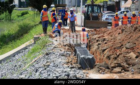 Récupération du canal de la rivière ipitanga lauro de freitas, bahia, brésil - 30 août 2024 : travaux de réparation d'un canal sur la rivière Ipitanga dans la ville de Lauro de Freitas. LAURO DE FREITAS BAHIA BRÉSIL COPYRIGHT : XJOAXSOUZAX 300823JOA0017 Banque D'Images