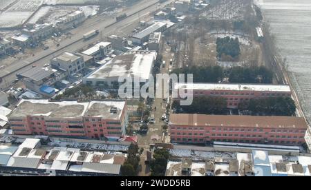 (240120) -- NANYANG, 20 janvier 2024 (Xinhua) -- une photo de drone aérienne prise le 20 janvier 2024 montre l'école Yingcai dans la ville de Dushu, comté de Fangcheng, ville de Nanyang, province du Henan en Chine centrale. Treize personnes ont été confirmées mortes dans un incendie qui a eu lieu dans un dortoir d'école dans le comté de Fangcheng, ville de Nanyang, province du Henan en Chine centrale, vendredi soir, ont déclaré les autorités locales samedi matin. Vendredi à 11 heures, les pompiers locaux ont reçu une alarme au sujet d'un incendie dans le dortoir de l'école Yingcai dans le village de Yanshanpu, dans la ville de Dushu. Les sauveteurs sont arrivés à la scène qui Banque D'Images