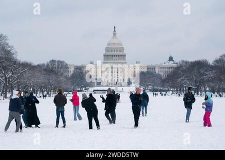 Washington, États-Unis. 19 janvier 2024. Les gens jouent dans la neige à Washington, DC, États-Unis, le 19 janvier 2024. Crédit : Liu Jie/Xinhua/Alamy Live News Banque D'Images