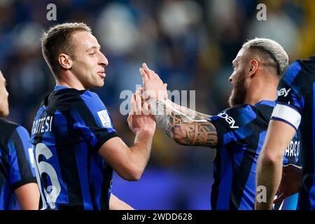 Riyad. 20 janvier 2024. Davide Frattesi (L) du FC Inter célèbre son but avec son coéquipier Federico DiMarco lors du match de demi-finale de la Super coupe d'Italie entre le FC Inter et le Lazio à Riyad, en Arabie Saoudite, le 19 janvier 2024. Crédit : Xinhua/Alamy Live News Banque D'Images