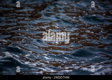 plan d'eau ondulé par le vent avec des reflets de l'eau ondulée et des géométries créées par les vagues Banque D'Images