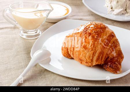 Croissant français avec un autre bonbons sur la table Banque D'Images