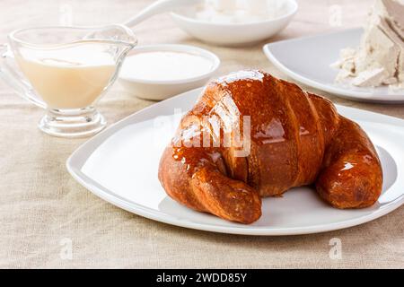 Croissant français avec un autre bonbons sur la table Banque D'Images