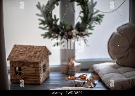 Rebord de fenêtre avec des éléments du nouvel an - arbres de Noël, décorations, boules de Noël. Joyeux Noël et bonne année carte de voeux. Confortable Banque D'Images