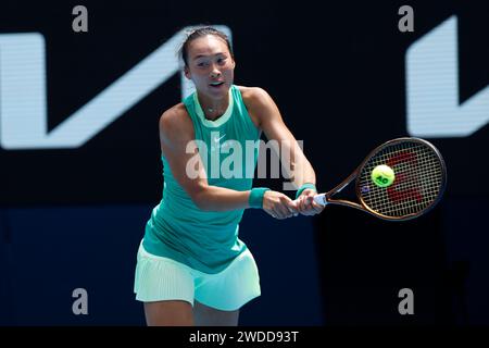 Melbourne, Victoria, Australie. 20 janvier 2024. Qinwen Zheng (CHN) en action lors de son match de troisième tour contre Yafan Wang (CHN) le septième jour de l'Open d'Australie 2024 à Melbourne Park le 20 janvier 2024 à Melbourne, Australie. (Image de crédit : © Ciro de Luca/ZUMA Press Wire) USAGE ÉDITORIAL SEULEMENT! Non destiné à UN USAGE commercial ! Banque D'Images