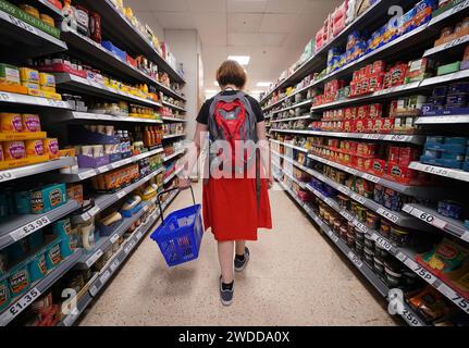 Photo de dossier datée du 03/09/22 d'un shopper marchant dans l'allée d'un supermarché Tesco à Londres. Un chien de garde a constaté que les bouteilles de rince-bouche rétrécies, moins de sachets de thé et moins de saucisses avec moins de porc font partie des produits de supermarché déclassés et déclassés alors que les fabricants et les détaillants réduisent leurs coûts. Date d'émission : samedi 20 janvier 2024. Banque D'Images