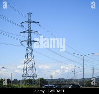 Tours de transmission et lignes électriques le long de l'autoroute d'Auckland. Banque D'Images