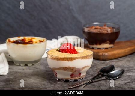 Magnolia, supangle (pudding au chocolat) et pudding au riz sur fond sombre Banque D'Images