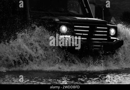 Boue et éclaboussures d'eau dans les courses hors route. Pistes sur un terrain boueux. Concept de voyage avec grande voiture 4x4. Le boudage de boue est un déplacement hors route à travers une zone de boue humide Banque D'Images