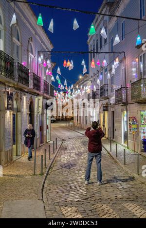 Lumières décoratives à Tavira la nuit à Tavira Portugal Banque D'Images