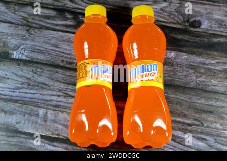 Le Caire, Egypte, janvier 19 2024 : million Orange soda, orange pop soda, orangeade, boissons gazeuses à l'orange, focalisation sélective Banque D'Images