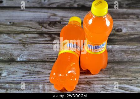 Le Caire, Egypte, janvier 19 2024 : million Orange soda, orange pop soda, orangeade, boissons gazeuses à l'orange, focalisation sélective Banque D'Images