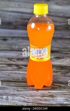 Le Caire, Egypte, janvier 19 2024 : million Orange soda, orange pop soda, orangeade, boissons gazeuses à l'orange, focalisation sélective Banque D'Images