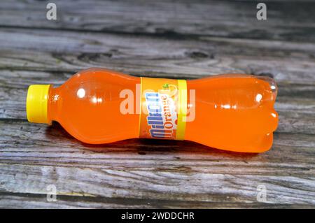 Le Caire, Egypte, janvier 19 2024 : million Orange soda, orange pop soda, orangeade, boissons gazeuses à l'orange, focalisation sélective Banque D'Images