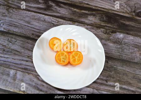 Kumquats, cumquats, un groupe de petits angiospermes, arbres fruitiers de la famille des Rutaceae, orange dorée, fruit comestible qui ressemble beaucoup à l'ora Banque D'Images