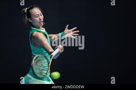 Melbourne, Australie. 20 janvier 2024. Zheng Qinwen participe au match de 3e tour en simple féminin entre Zheng Qinwen et Wang Yafan, de Chine, au tournoi de tennis Open d'Australie à Melbourne, en Australie, le 20 janvier 2024. Crédit : Hu Jingchen/Xinhua/Alamy Live News Banque D'Images