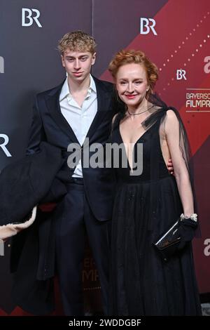 Brigitte Hobmeier Schauspielerin, mit Sohn August, Roter Teppich, tapis rouge, Bayerischer Filmpreis 2023 am 19.09.2024 im Prinzregententheater in Muenchen. Sven Simon Fotoagentur GmbH & Co. Pressefoto KG Prinzess-Luise-Str. 41 45479 M u e l h e i m / R u h r Tél. 0208/9413250 Fax. 0208/9413260 GLS Bank BLZ 430 609 67 KTO. 4030 025 100 IBAN DE75 4306 0967 4030 0251 00 BIC GENODEM1GLS www.svensimon.net *** Brigitte Hobmeier actrice , avec son fils August, tapis rouge, tapis rouge, Prix du film bavarois 2023 le 19 09 2024 au Prinzregententheater de Munich Sven Simon Fotoagentur GmbH Co Pressefoto KG Prin Banque D'Images