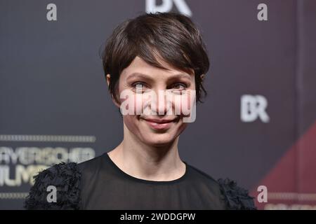 Julia Koschitz Schauspielerin Einzelbild,angeschnittenes Einzelmotiv,Portraet,Portrait,Porträt. Roter Teppich, tapis rouge, Bayerischer Filmpreis 2023 am 19.09.2024 im Prinzregententheater à Muenchen. Sven Simon Fotoagentur GmbH & Co. Pressefoto KG Prinzess-Luise-Str. 41 45479 M u e l h e i m / R u h r Tél. 0208/9413250 Fax. 0208/9413260 GLS Bank BLZ 430 609 67 KTO. 4030 025 100 IBAN DE75 4306 0967 4030 0251 00 BIC GENODEM1GLS www.svensimon.net *** Julia Koschitz actrice single Picture, rogné single motif, portrait, portrait, tapis rouge, tapis rouge, Bavarian film Award 2023 sur 19 09 2024 at Banque D'Images