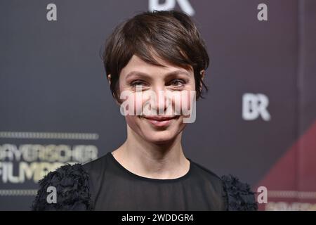 Julia Koschitz Schauspielerin Einzelbild,angeschnittenes Einzelmotiv,Portraet,Portrait,Porträt. Roter Teppich, tapis rouge, Bayerischer Filmpreis 2023 am 19.09.2024 im Prinzregententheater à Muenchen. Sven Simon Fotoagentur GmbH & Co. Pressefoto KG Prinzess-Luise-Str. 41 45479 M u e l h e i m / R u h r Tél. 0208/9413250 Fax. 0208/9413260 GLS Bank BLZ 430 609 67 KTO. 4030 025 100 IBAN DE75 4306 0967 4030 0251 00 BIC GENODEM1GLS www.svensimon.net *** Julia Koschitz actrice single Picture, rogné single motif, portrait, portrait, tapis rouge, tapis rouge, Bavarian film Award 2023 sur 19 09 2024 at Banque D'Images