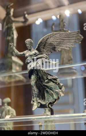 Diverses antiquités et œuvres d'art des collections du Musée du Louvre à Paris, France Banque D'Images