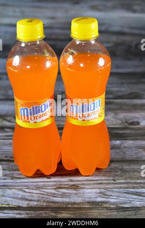 Le Caire, Egypte, janvier 19 2024 : million Orange soda, orange pop soda, orangeade, boissons gazeuses à l'orange, focalisation sélective Banque D'Images