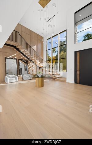 Salon vide avec planchers de bois franc, escalier et murs en bois Banque D'Images
