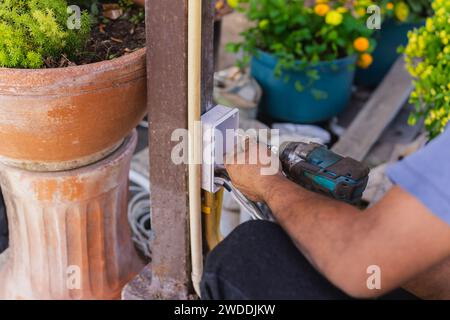 Électricien installant des interrupteurs et des prises sur le poteau métallique. Banque D'Images