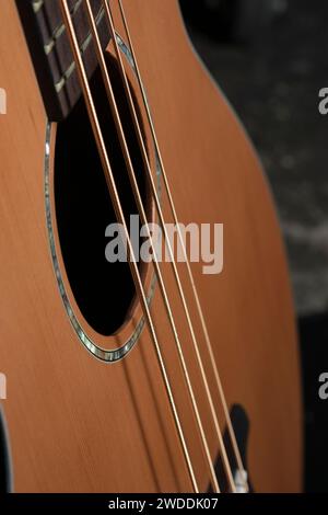 Guitare basse acoustique Banque D'Images