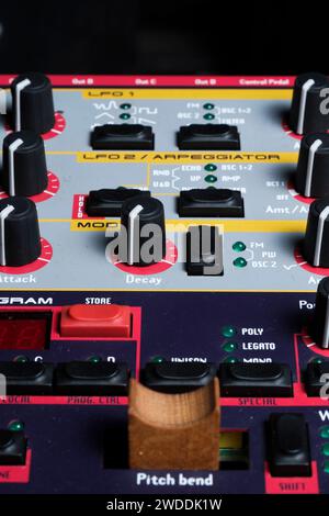 Détails du clavier de synthé électronique Banque D'Images