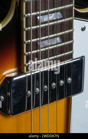 Ramasser, fretboard, marqueurs de fret et plaque de grattage de guitare électrique Sunburst Banque D'Images