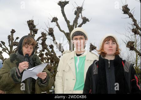 Einweihung der Schwimmenden sauna im Rahmen des Projektes plateau Blo , im Kulturhauptstadtjahr 2024 an der Esplanade in Gmunden, Am 18.01.2024. DAS Projekt richtet sich gegen Besitzdenken in den begehrten Uferzonen des Traunsees im oberösterreichischen Salzkammergut. .Das Bild zeigt studierende der Kunstuniversität Linz mit der Kunstkuratorin Sabine Barlian 2023 - Einweihung der Schwimmenden sauna im Rahmen des Projektes plateau Blo , im Kulturhauptstadtjahr 2024 an der Esplanade in Gmunden, Am 18.01.2024. *** Inauguration du sauna flottant dans le cadre du projet plateau Blo , au Capi Banque D'Images