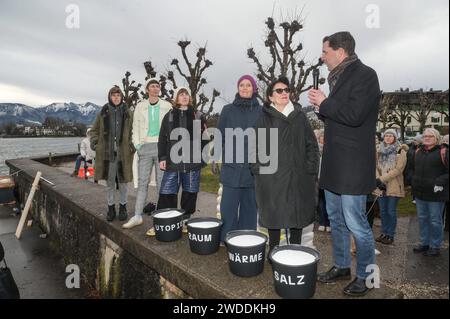 Einweihung der Schwimmenden sauna im Rahmen des Projektes plateau Blo , im Kulturhauptstadtjahr 2024 an der Esplanade in Gmunden, Am 18.01.2024. DAS Projekt richtet sich gegen Besitzdenken in den begehrten Uferzonen des Traunsees im oberösterreichischen Salzkammergut. .Das Bild zeigt v.l.N.r. : studierende der Kunstuniversität Linz mit ihrer Kuratorin Simone BArlian, Architektin Sabine Pollak, Künstlerische Geschäftsführerin der Kulturhauptstadt Bad Ischl Salzkammergut 2024 GmbH, Elisabeth Schweeger, Bürgermeister der Stadt Gmunden, Stefan Krapf 2023 - Einweihung der Schwimmenden sauna im Rahme Banque D'Images