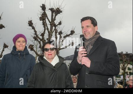 Einweihung der Schwimmenden sauna im Rahmen des Projektes plateau Blo , im Kulturhauptstadtjahr 2024 an der Esplanade in Gmunden, Am 18.01.2024. DAS Projekt richtet sich gegen Besitzdenken in den begehrten Uferzonen des Traunsees im oberösterreichischen Salzkammergut. .Das Bild zeigt v.l.N.r. : Architektin Sabine Pollak, Künstlerische Geschäftsführerin der Kulturhauptstadt Bad Ischl Salzkammergut 2024 GmbH, Elisabeth Schweeger, Bürgermeister der Stadt Gmunden, Stefan Krapf 2023 - Einweihung der Schwimmenden sauna im Rahmen des Projektes plateau Blo , im Kulturhauptstadtjahr 2024 an der Esplanad Banque D'Images