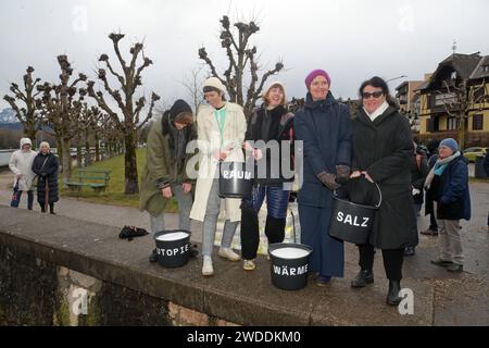 Einweihung der Schwimmenden sauna im Rahmen des Projektes plateau Blo , im Kulturhauptstadtjahr 2024 an der Esplanade in Gmunden, Am 18.01.2024. DAS Projekt richtet sich gegen Besitzdenken in den begehrten Uferzonen des Traunsees im oberösterreichischen Salzkammergut. .Das Bild zeigt v.l.N.r. : studierende der Kunstuniversität Linz mit ihrer Kuratorin Simone Barlian, Architektin Sabine Pollak, Künstlerische Geschäftsführerin der Kulturhauptstadt Bad Ischl Salzkammergut 2024 GmbH, Elisabeth Schweeger, 2023 - Einweihung der Schwimmenden sauna im Rahmen des Projektes plateau Blo , im Kulturhauptst Banque D'Images