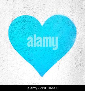 Azure Heart sur mur. Azure amour coeur dessiné à la main sur le mur grungy. Fond texturé style de rue tendance. Banque D'Images