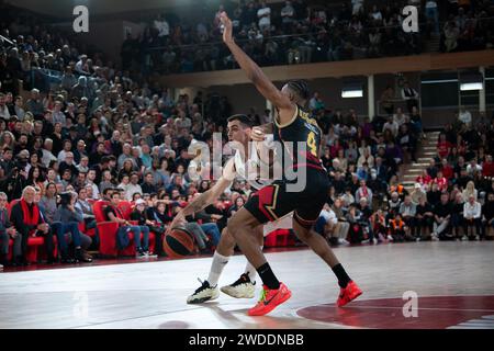 Monaco, Monaco. 20 janvier 2024. Le joueur #4 Jaron Blossomgame de Monaco et le joueur #6 Alberto Abalde de Madrid sont vus en action lors du match de Turkish Airlines Euroleague entre L'AS Monaco et le Real Madrid dans la salle Gaston-Medecin à Monaco le 19 janvier 2024. Photo de Laurent Coust/ABACAPRESS.COM crédit : Abaca Press/Alamy Live News Banque D'Images