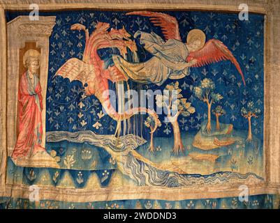 France, Maine-et-Loire (49), Angers, le château des Ducs d'Anjou, la tapisserie de l'Apocalypse, le dragon poursuit la femme // France, Maine-et-Loire Banque D'Images