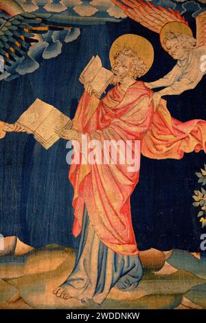 France, Maine-et-Loire, Angers, le château des ducs d'Anjou, la tapisserie de l'Apocalypse, Saint Jean mange le livre Banque D'Images