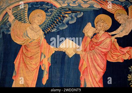 France, Maine-et-Loire, Angers, le château des ducs d'Anjou, la tapisserie de l'Apocalypse, Saint Jean mange le livre Banque D'Images