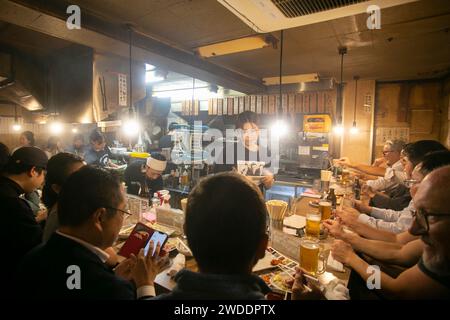 Tokyo, Japon ; 1 octobre 2023 : ambiance au restaurant Izakaya sur la rue Omoide Yokocho dans le quartier Shinjuku de Tokyo. Banque D'Images