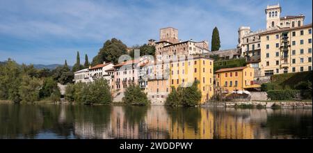 Une vue sur la ville de Bassano del Grappa dans la région de Vénétie en Italie avec la rivière Brenta au premier plan - panoramique Banque D'Images