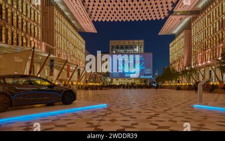 Barahat Msheireb à Msheireb Downtown Doha, Qatar prise de vue de nuit montrant un écran géant qui diffusera les matchs de la coupe d'Asie de l'AFC 2023. Banque D'Images