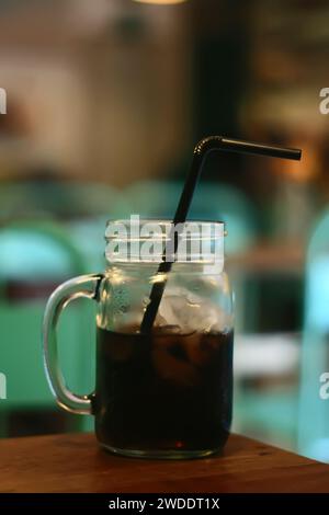 Cola en verre avec de la glace sur la table du café bar Banque D'Images