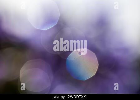 lensflares, lumières bokeh floues en velours et violet pour webdesign, arrière-plans, compositions et superpositions Banque D'Images