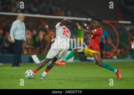 Temps forts du match entre la Guinée et la Gambie à la coupe d’Afrique des Nations 2023, duel entre Jacob Mendy et Aguibou Camara Banque D'Images