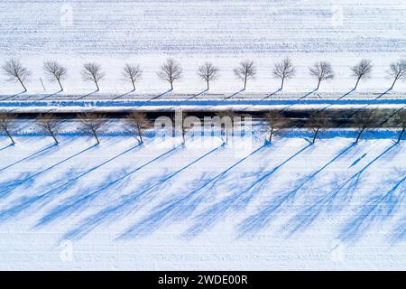 Hiver à Brandebourg DEU/Deutschland/Brandenburg/Welzow, 20.01.2024, hiver à Brandebourg, Schnee liegen auf Felden neben einer Landstrasse in den brandenburgischen Lausitz nahe der Ortschaft Welzow, Luftaufnahme mit einer Drohne. *** Hiver à Brandebourg DEU Allemagne Brandebourg Welzow, 20 01 2024, hiver à Brandebourg, neige couchée sur des champs à côté d'une route de campagne dans le Brandebourg Lausitz près du village de Welzow, vue aérienne avec un drone AF Welzow 28587.jpeg Banque D'Images