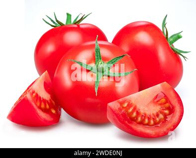 Tomates rouges et tranches de tomates isolées sur fond blanc. Banque D'Images